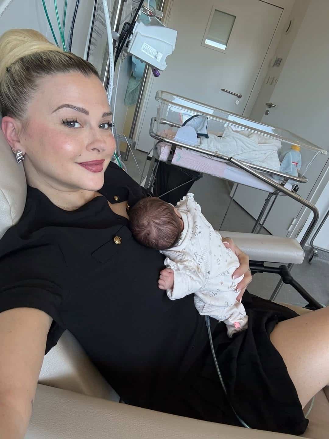 Kelly Vedovelli maman de jumelles la naissance de Celeste et Esmee