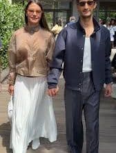 Pierre Niney et Natasha Andrews duo style a la finale de Roland Garros 2026